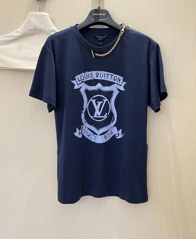 Lv25*New Bourgeoise series metal chain short-sleeved T-shirt This T-shirt uses a