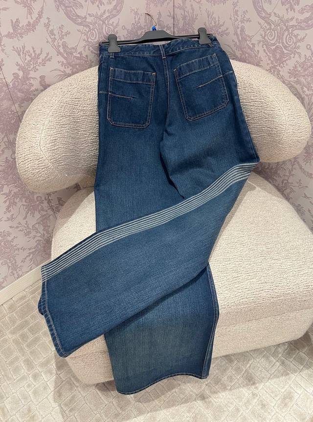 D' s new high-waisted pants have split and spliced raw edges on both sides. The