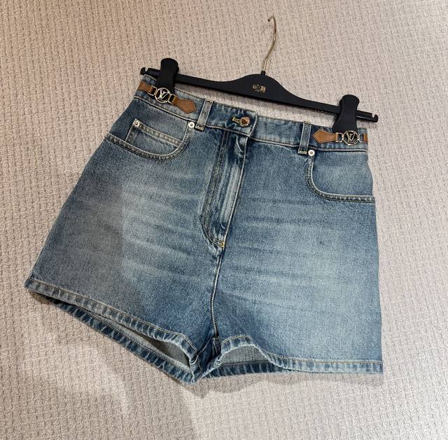 Lv*25 Belt chain shorts are a must-have for fashionistas. Casual straight shorts