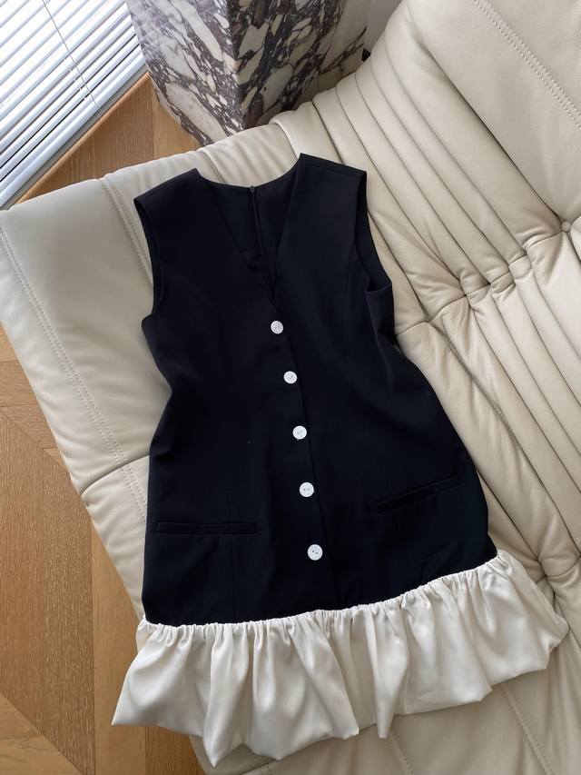 25Ss Spring and summer V-neck buttoned flower bud little black dress V-neck stan