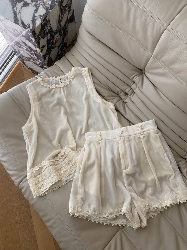 25Ss Spring and summer velvet water-soluble flower vest shorts set. The fabric i