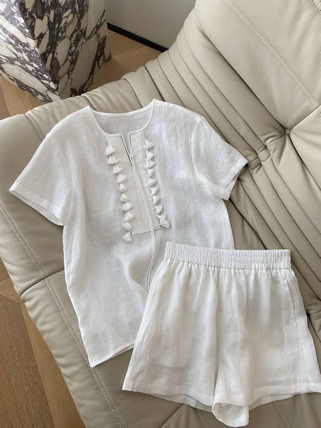 25Ss Spring and summer fabric tassel shorts suit. Tie-neck design. Tassels on bo