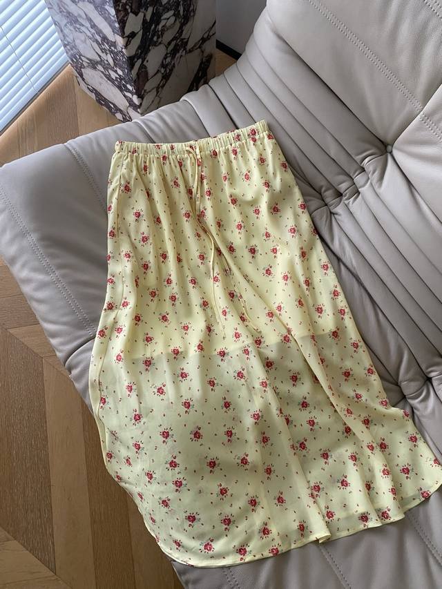 25Ss Spring and summer lemon yellow floral skirt. The base color is lemon yellow