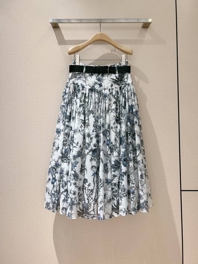 Dio*R25 Early Spring New Skirt The floral print skirt has a wide high waist desi