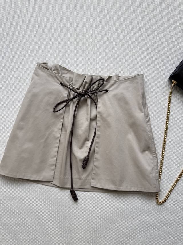 Loew* new style skirt, with pleated straps on the front, a versatile and stylish