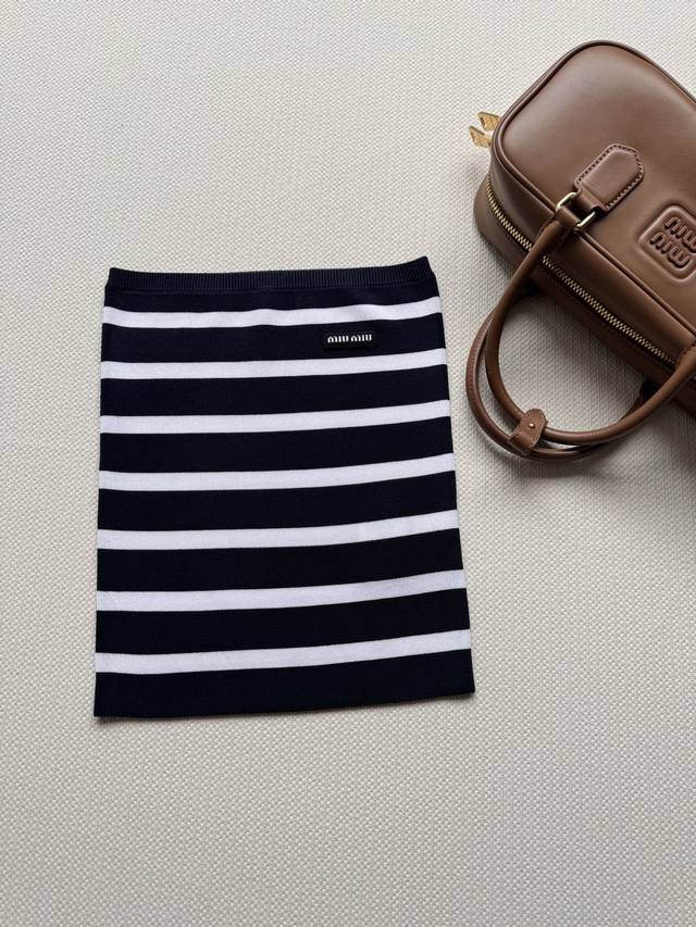 Miumi* 25Ss Spring and Summer new classic micro-label knitted striped tube top.