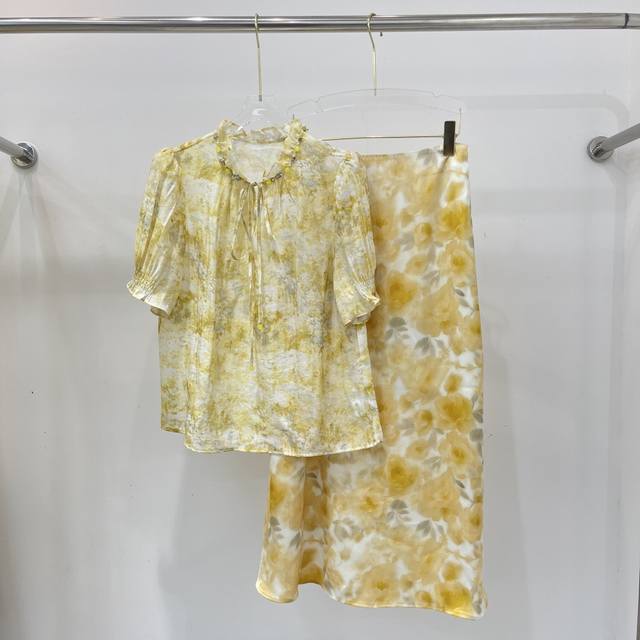 New printed shirt suit, the silhouette is very beautiful, showing a mature temp