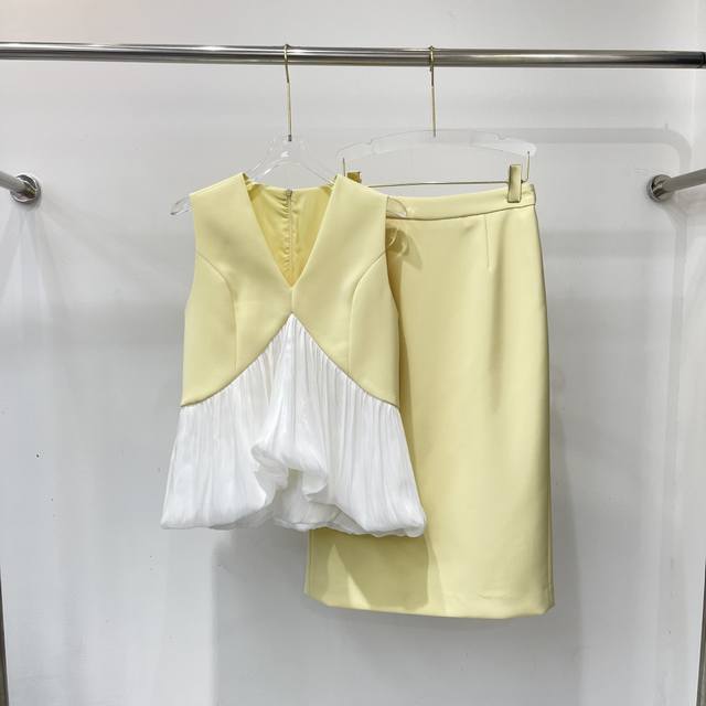 New fashion color matching sleeveless top and skirt set, very beautiful on the