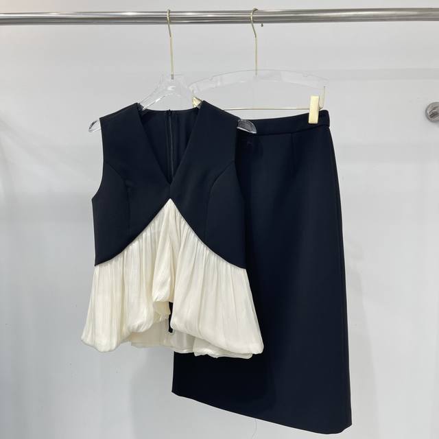 New fashion color matching sleeveless top and skirt set, very beautiful on the