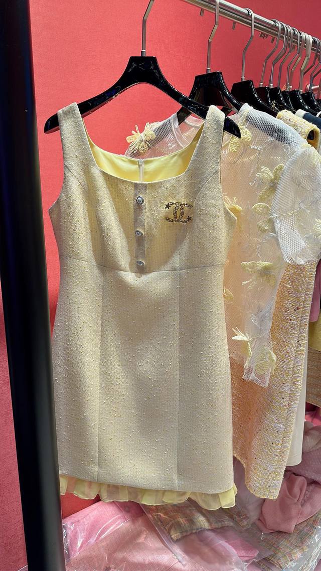 Chan*L celebrity temperament vest skirt, the color is very white, the design is