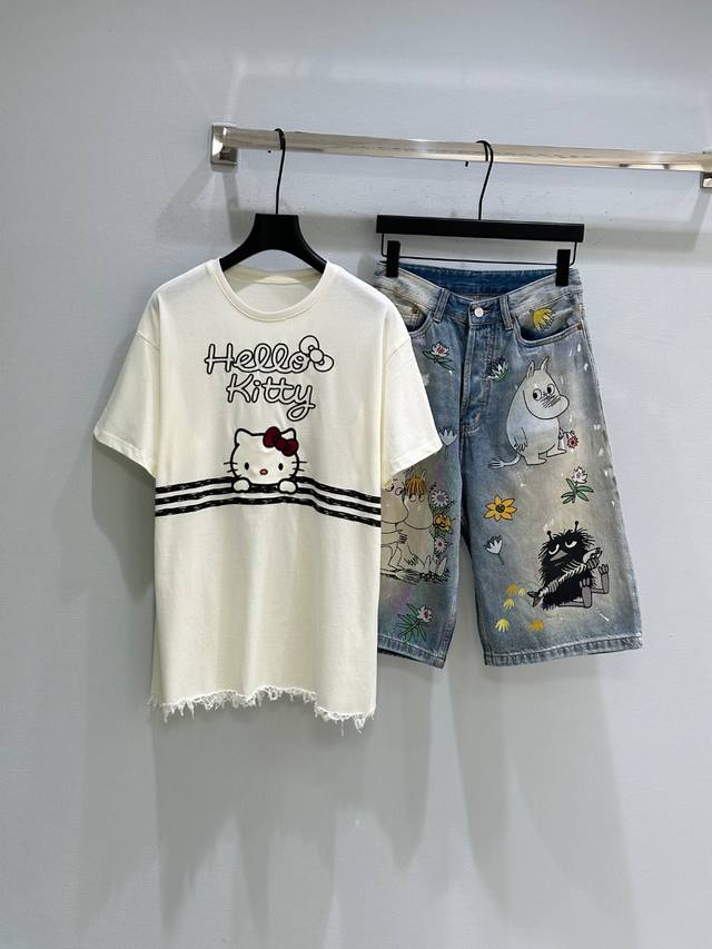 25Ss New summer style! The playful Kt cat short-sleeved T-shirt is decorated wit