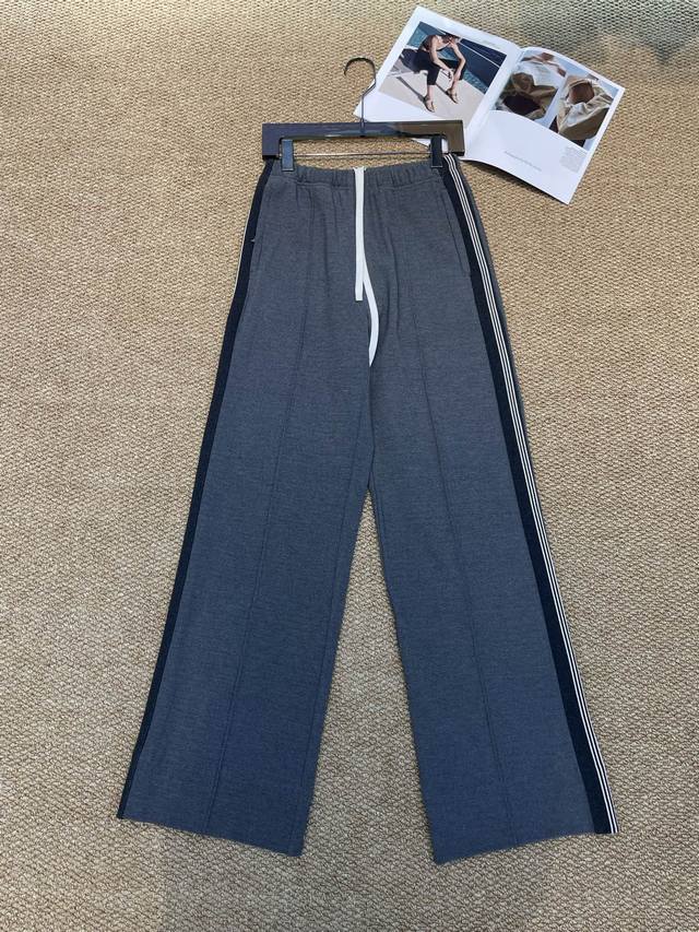 Miumiu new pants, this pair of wide-leg pants is simply a "leg shape saver"! The