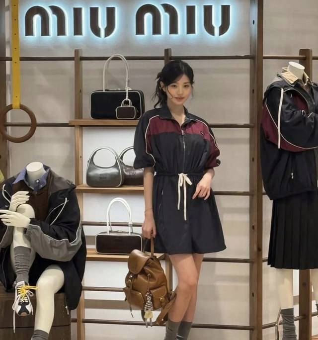 New [P]! Latest Miu 25New colorblock short-sleeved drawstring dress. Size: Sml.