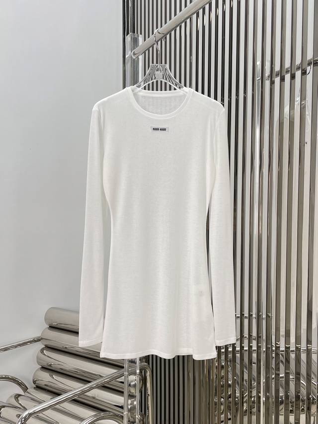 New [P]! Latest Miu 25New ultra-thin base, long-sleeved T-shirt. Size: Sml. . D