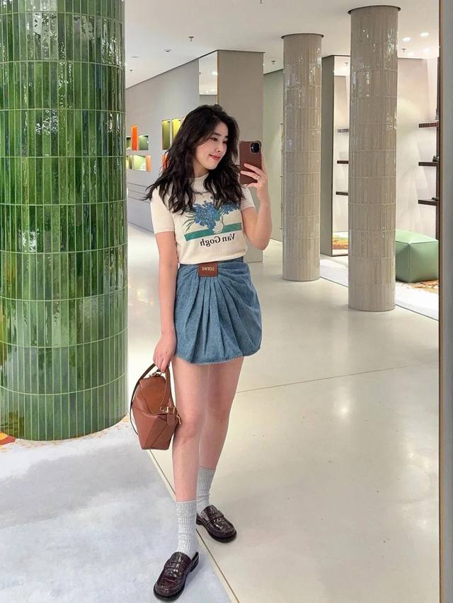 New [P]! The latest Loe 25New iris print knitted short-sleeved top. Size: Sml.