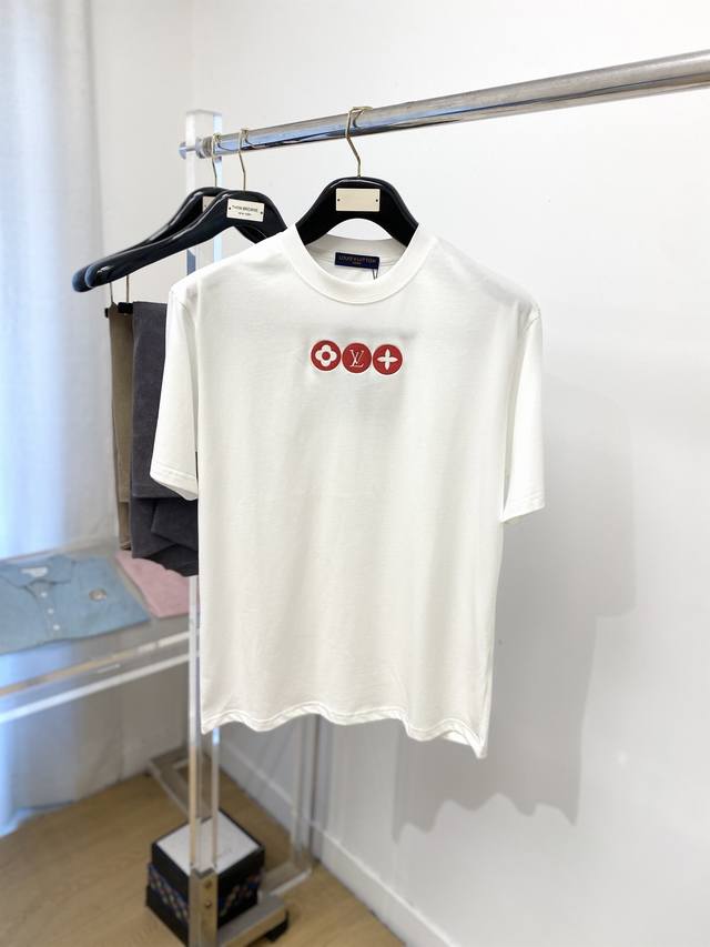 Louis Vuitton, the latest short-sleeved T-shirt of 2025, handsome and fashionabl