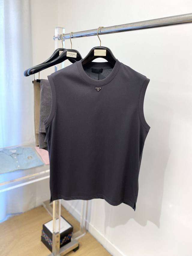 Prada, 2025 new vest T-shirt, handsome and fashionable, with a metal triangle l