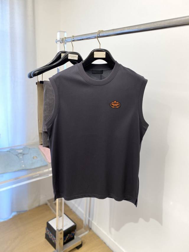 Prada, 2025 new vest T-shirt, handsome and fashionable, with exquisite embroide