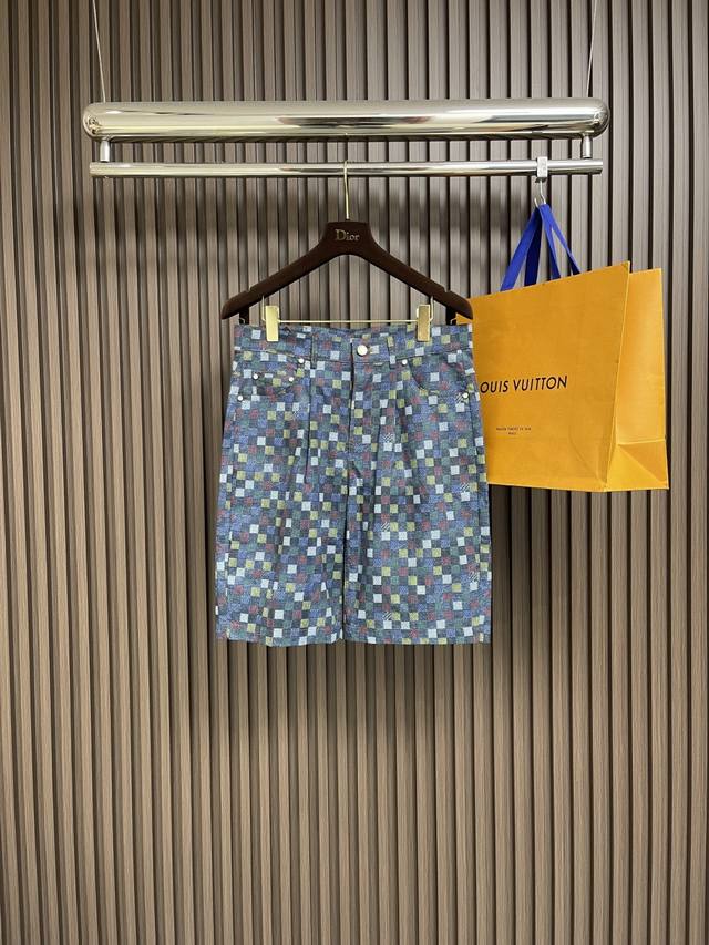Lv Checkered checkered denim shorts, depicting the 2025 spring and summer runway