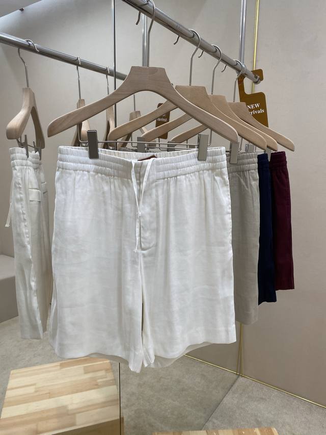is the main promotion of Zegna's new Oasi Lino shorts. This pair of shorts is m