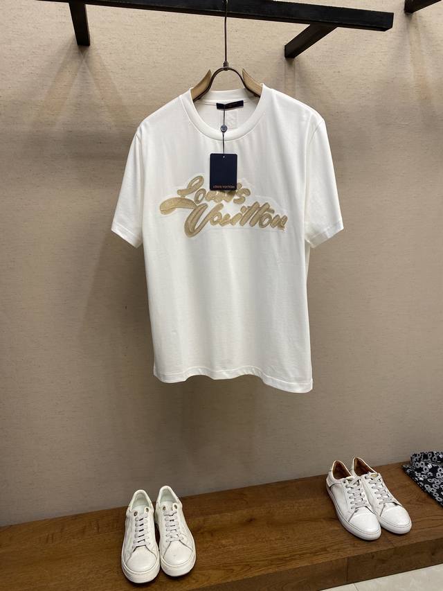 Lv This T-shirt is made of soft and breathable cotton, and the brand embroidery