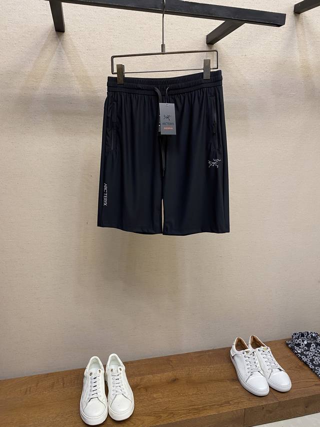 Arctery, the latest men's casual shorts with an unbeatable fit! A pair that you