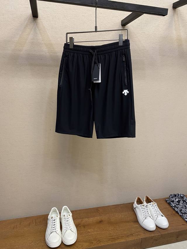 Descente, the latest men's casual shorts with an unbeatable fit! A pair that can