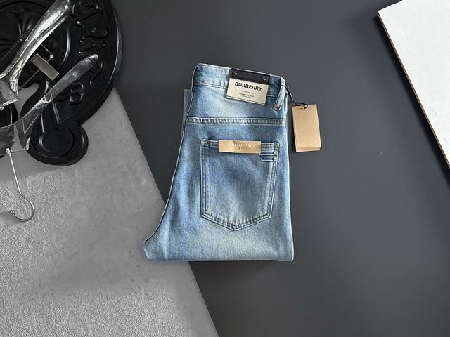 Burberry Loose straight retro gradient jeans are a must-have for street cool. Th