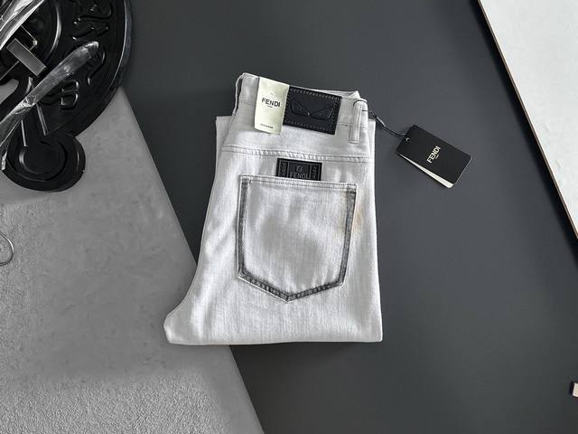 Fendi loose straight retro gradient jeans are a must-have for street cool. The c