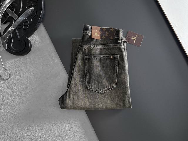 LvLouis Vuitton loose straight retro gradient jeans. A must-have for street cool