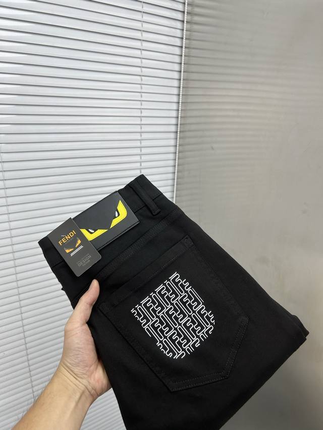 Fendi 2025 new men's jeans with good elasticity. Exclusively sold on the officia