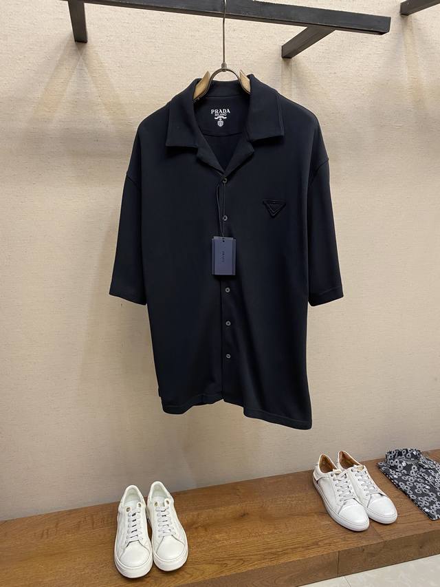 Prada, pique shirt Fabric selection: uses high-count yarn to weave a unique embo