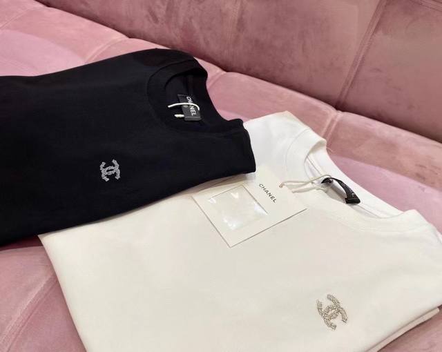 Chanel silver metal soft thread embroidered short-sleeved T-shirt is a simple b