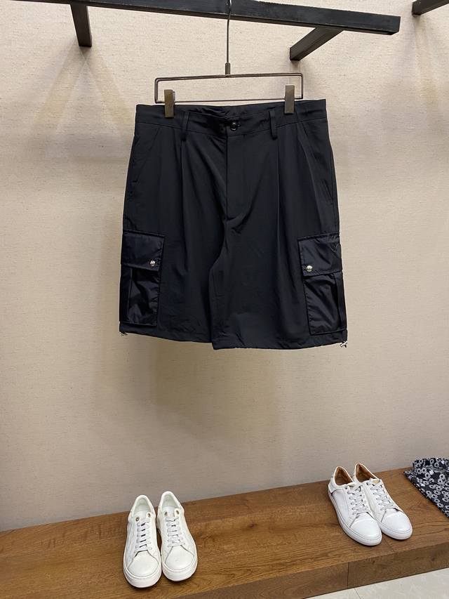 Moncler, the latest men's casual shorts with an unbeatable fit! A pair that you