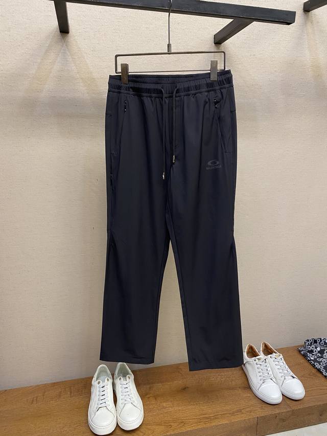 Balenciaga, the latest men's casual pants with an unbeatable fit! A pair that yo
