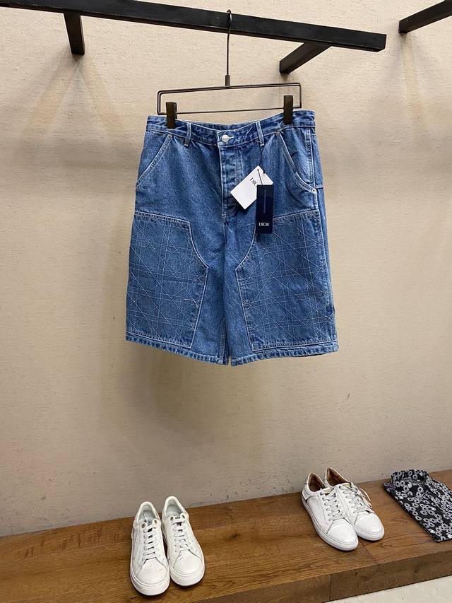 Dior, the latest spring and summer 24 denim straight-leg five-point jeans. I lik