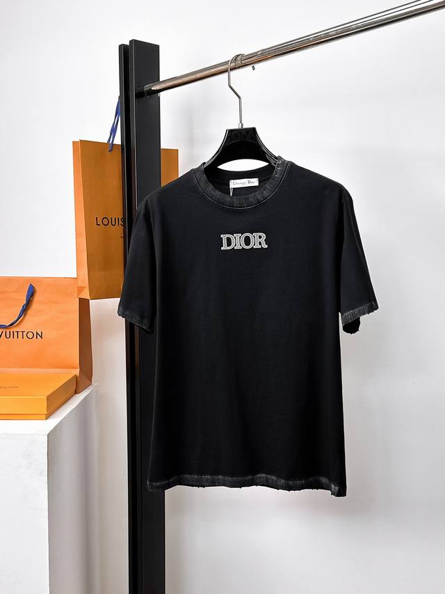 Dior has three complete labels. 2025 summer new short-sleeved T-shirts, availabl