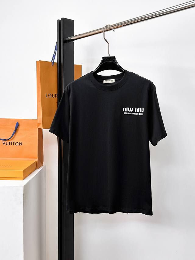 Miu Miu has three complete labels. 2025 summer new short-sleeved T-shirts, avail