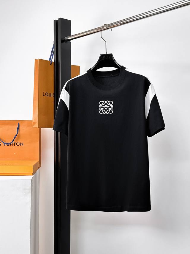 Loewe has three complete labels. 2025 summer new short-sleeved T-shirts, availa
