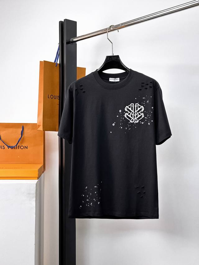 Balenciaga has three complete labels. 2025 summer new short-sleeved T-shirts, a