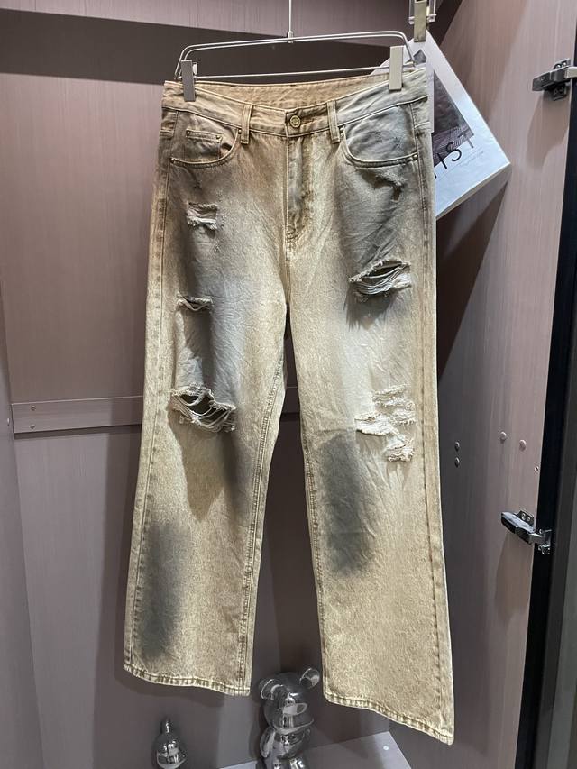 Lv The latest jeans from the store. The fabric, style and workmanship are superb