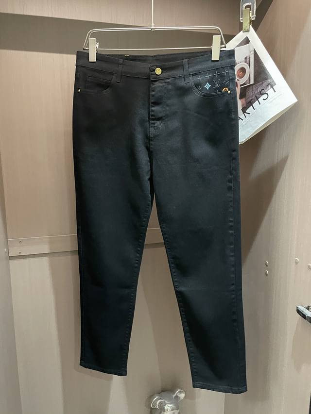 Lv black jeans, gold buttons + exquisite embroidery on the pockets, simple yet w