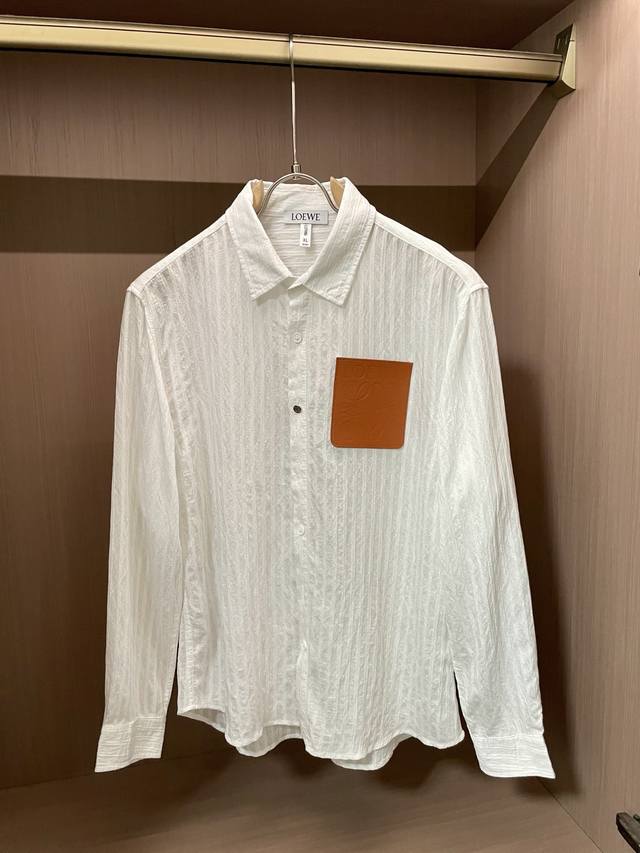 Loewe long-sleeved shirt, the leather embossed logo on the chest is highly recog