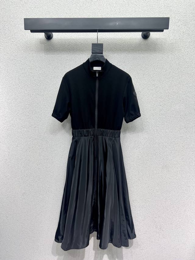 Short-sleeved dress with patchwork fabrics. Delicate and soft texture. Classic