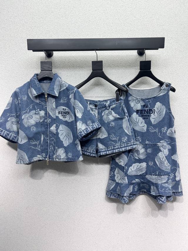 Fd The printed denim short-sleeved cardigan jacket is fashionable, low-key, eleg