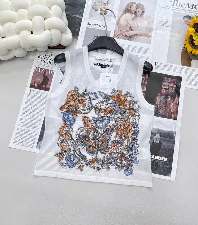 Dior25Ss New floral and butterfly embroidered knitted vest. The fabric is soft a