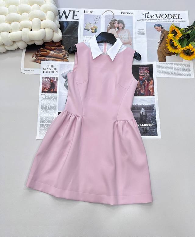 The hot-selling new Miu pink dress is like the softest dream in spring. The pur