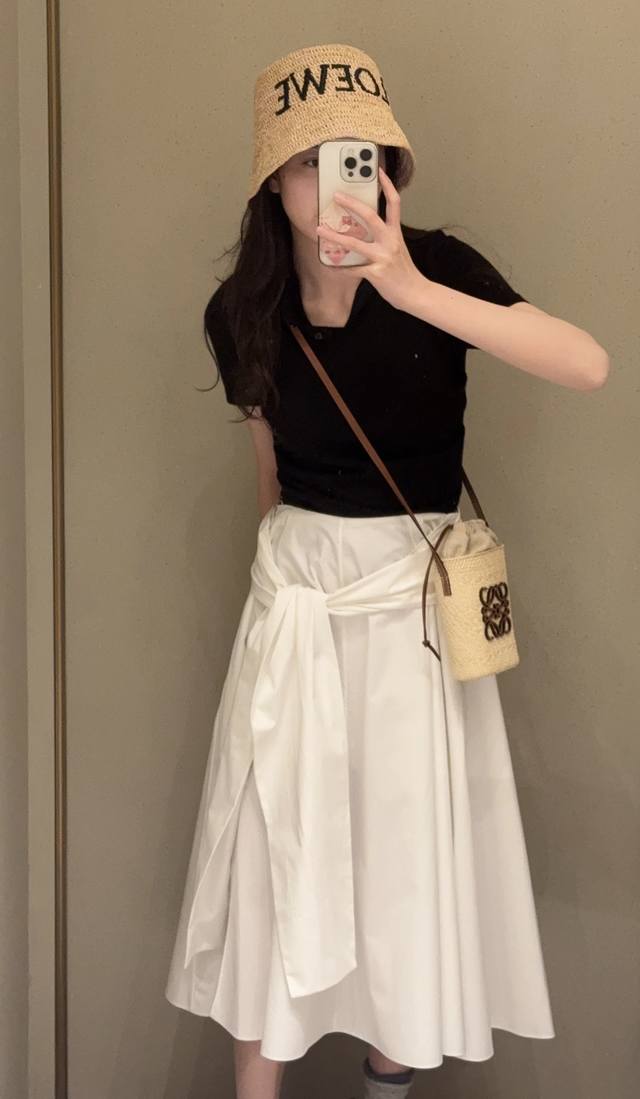 Loewe 25 Early Autumn New Irregular Skirt Unique cross-strap design of the skirt