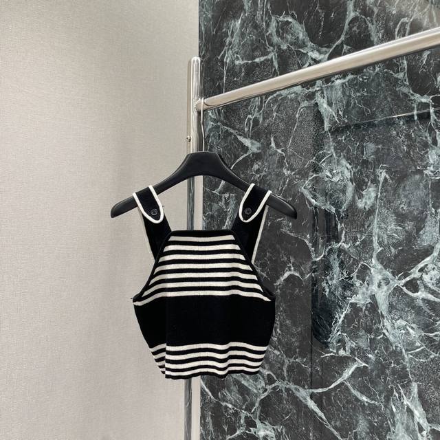 Miu 25 Early Autumn new striped knitted vest The whole body uses fine crochet te
