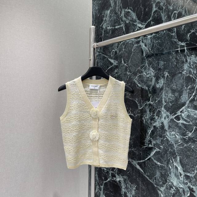 Xiaoxiang 25 Early Autumn new knitted vest with small chrysanthemum flower decor